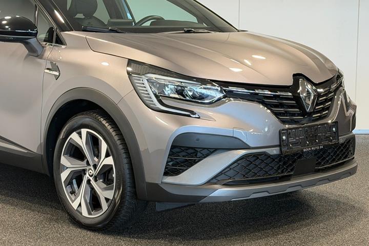 Grå Renault Captur fra 2021