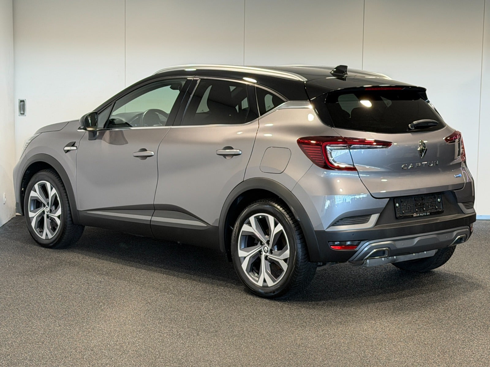 Grå Renault Captur fra 2021