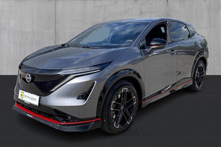 Grå Nissan Ariya fra 2025 set udefra