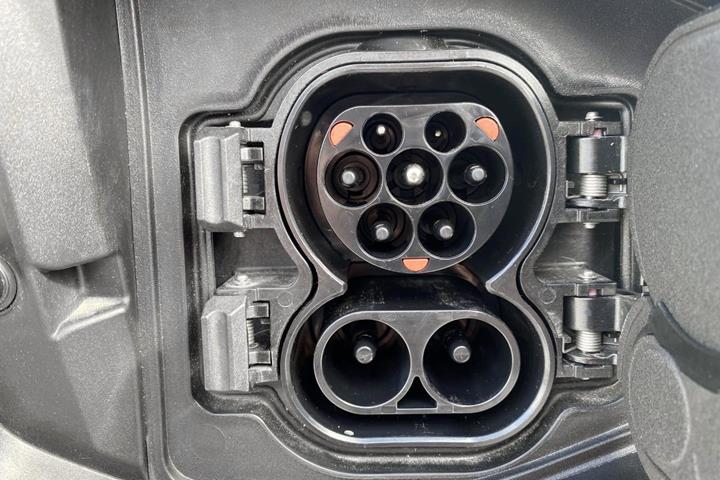 Grå Nissan Ariya fra 2025