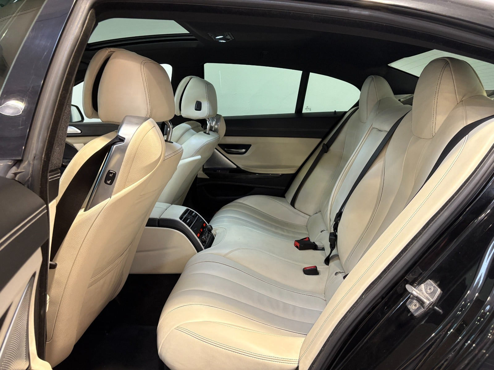 Sort BMW 650i fra 2014