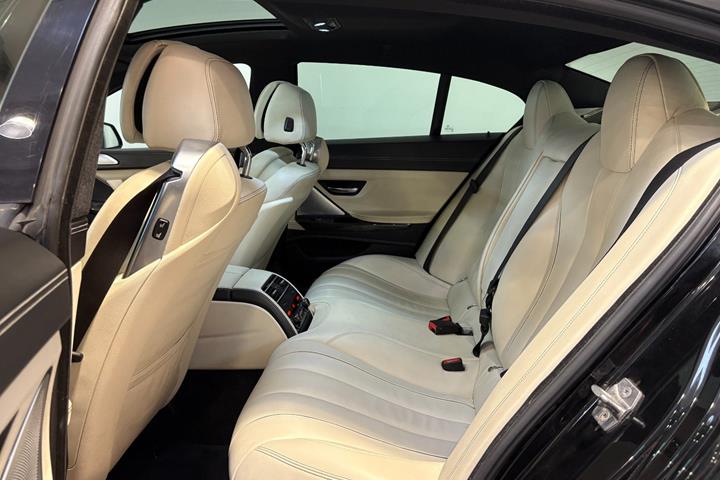 Sort BMW 650i fra 2014