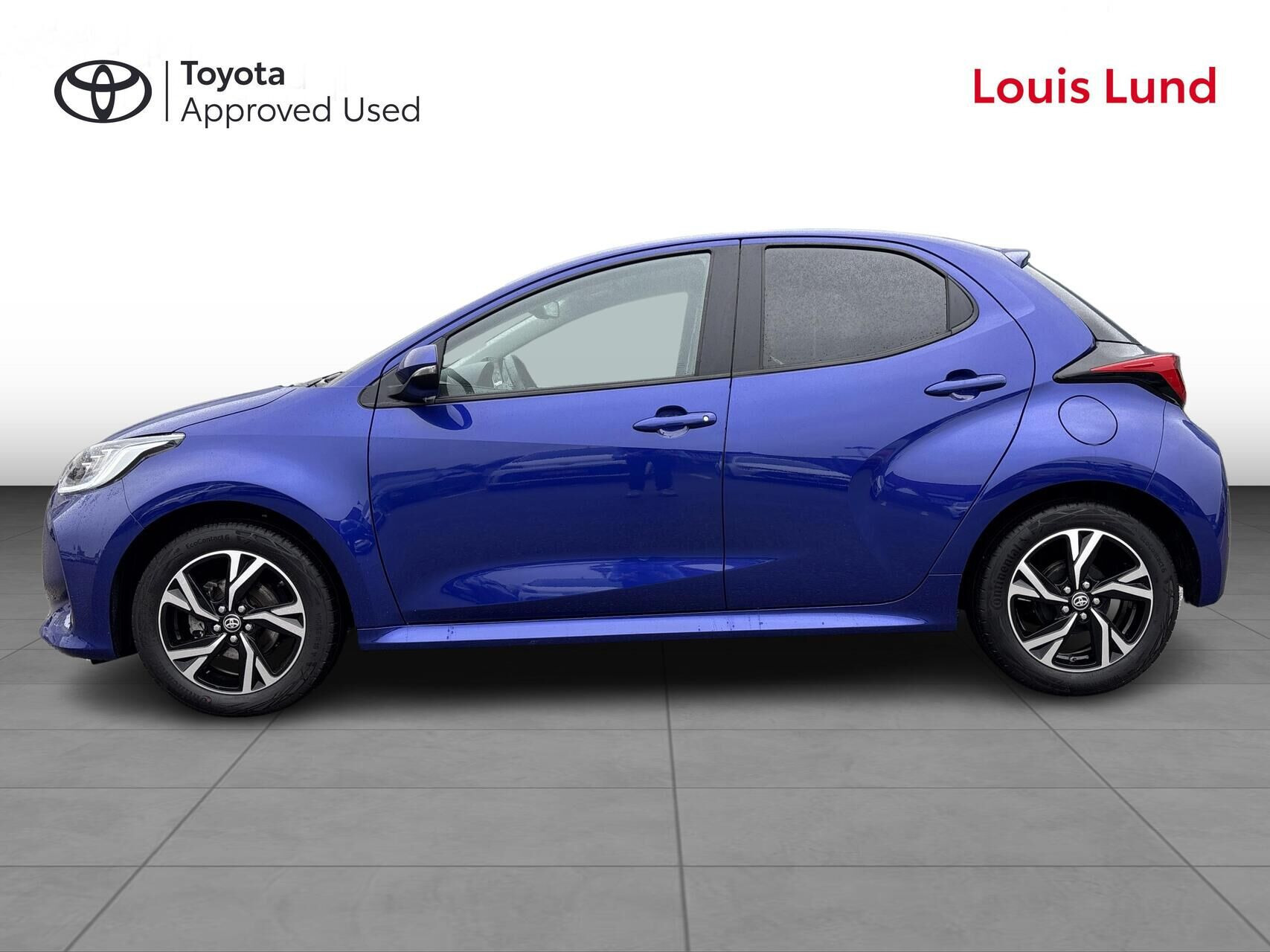 Blå Toyota Yaris fra 2024