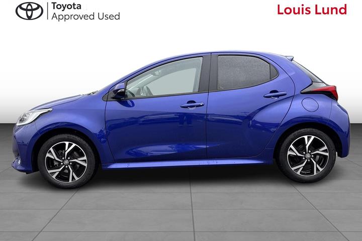 Blå Toyota Yaris fra 2024
