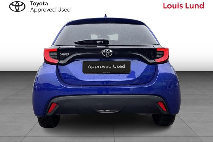 Blå Toyota Yaris fra 2024