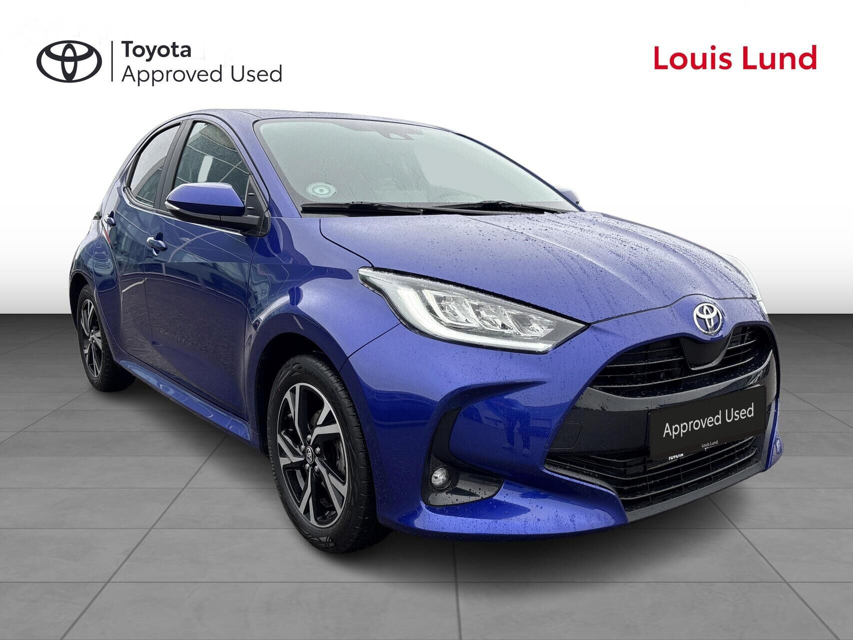 Blå Toyota Yaris fra 2024