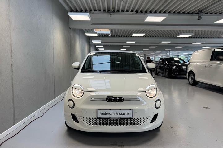 Hvid Fiat 500e fra 2023