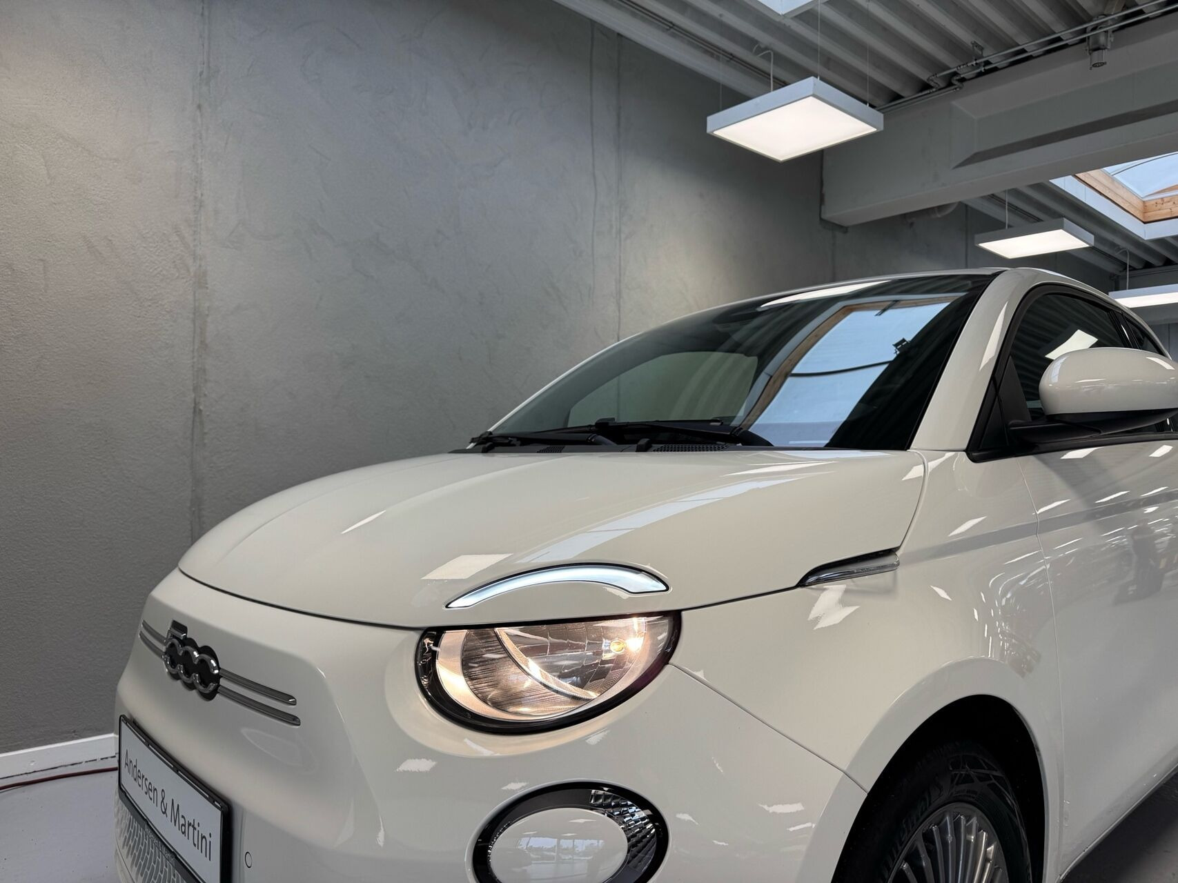 Hvid Fiat 500e fra 2023