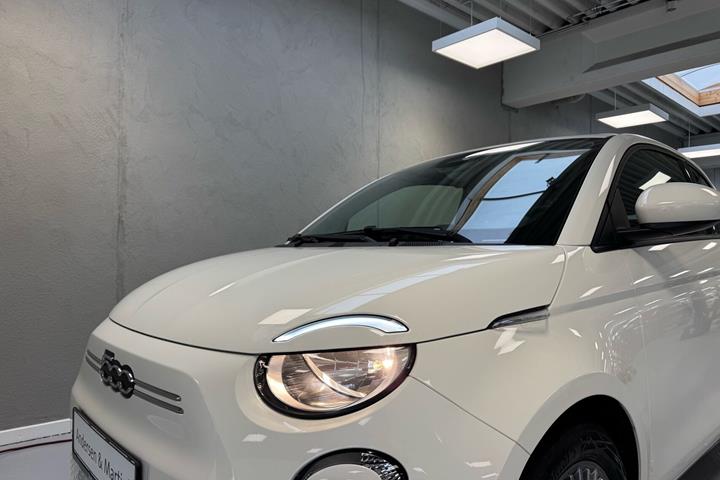 Hvid Fiat 500e fra 2023