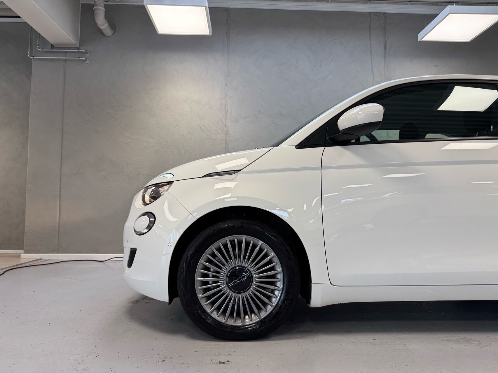 Hvid Fiat 500e fra 2023