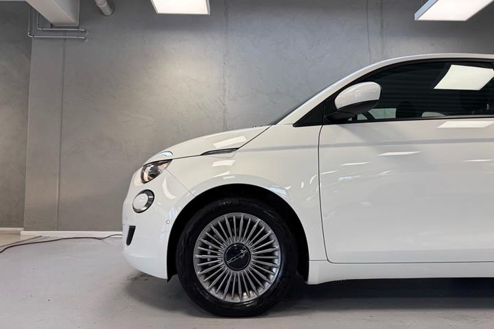 Hvid Fiat 500e fra 2023