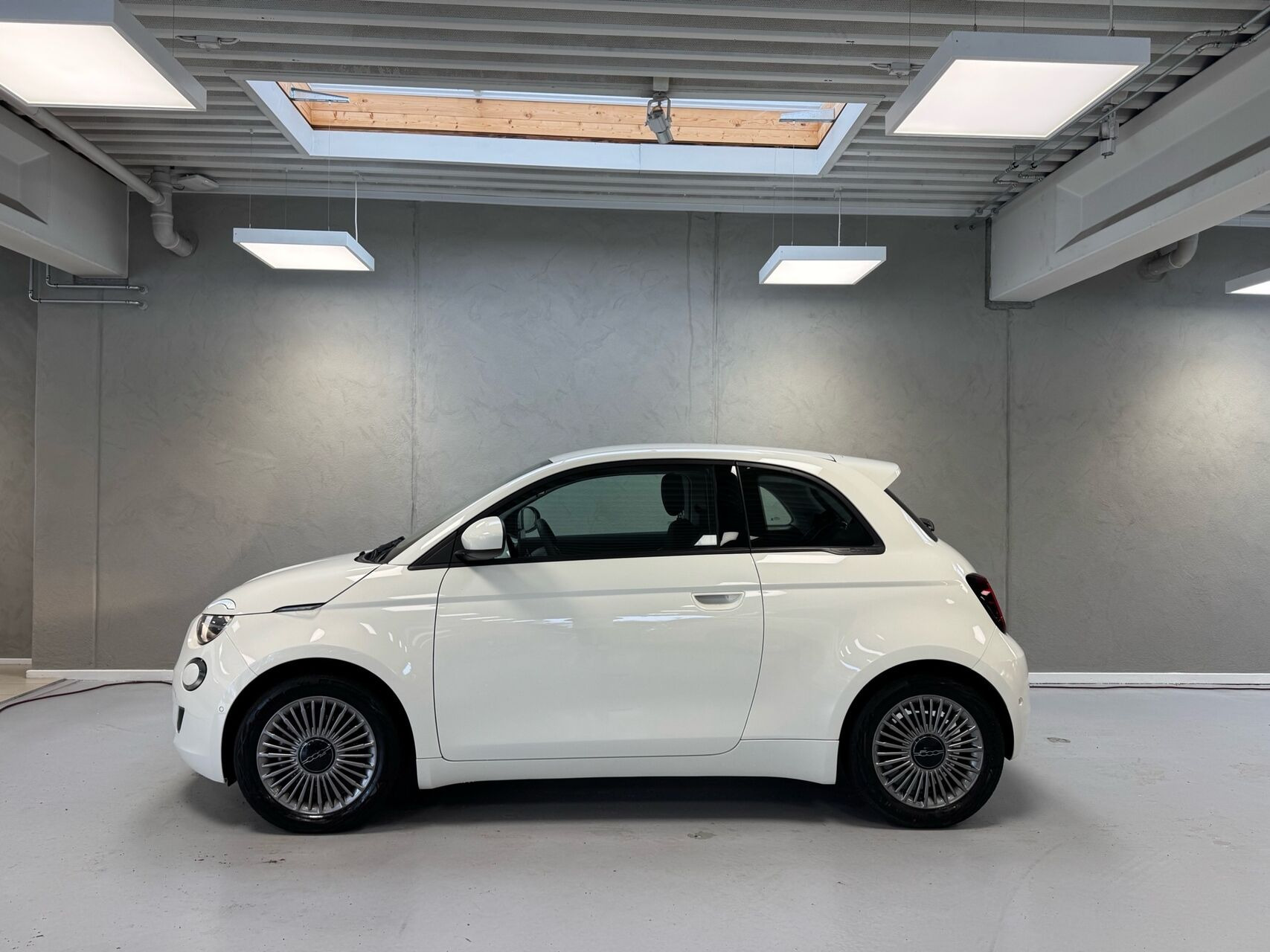 Hvid Fiat 500e fra 2023