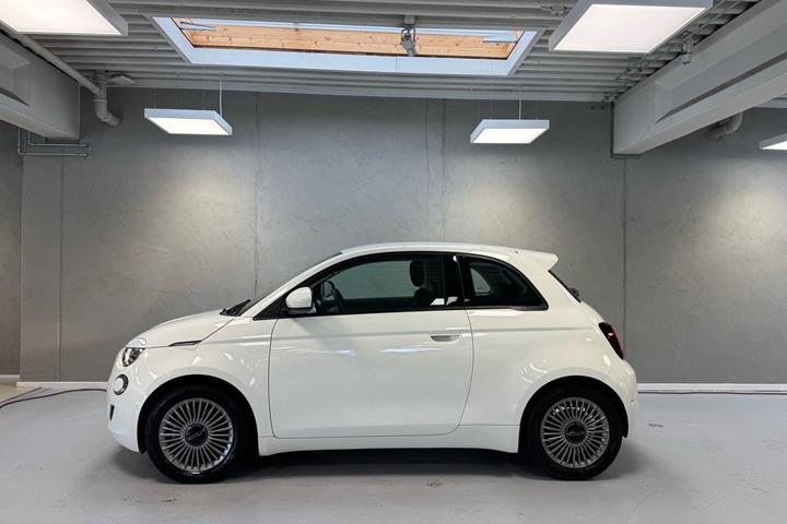 Hvid Fiat 500e fra 2023