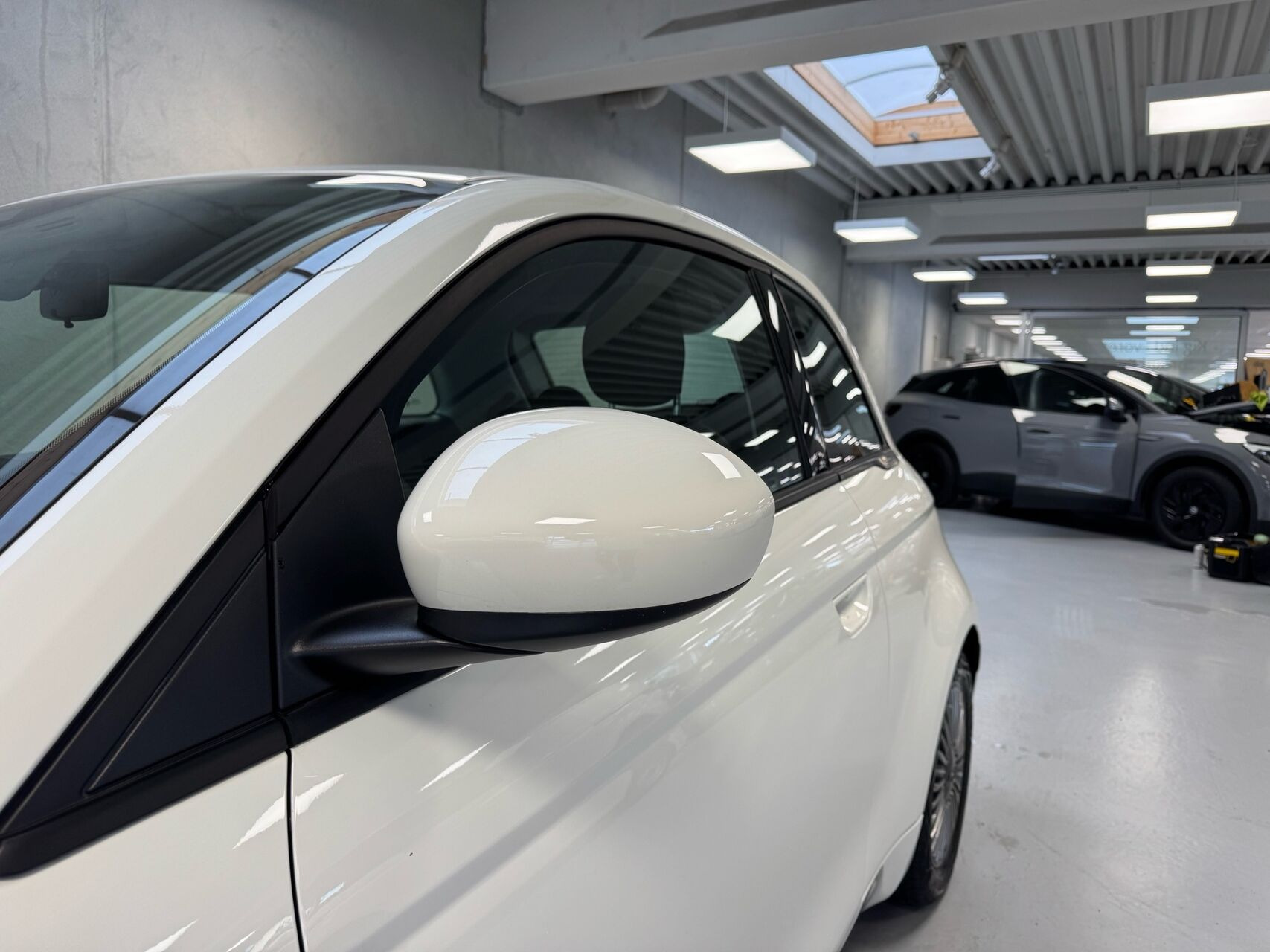 Hvid Fiat 500e fra 2023