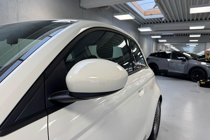 Hvid Fiat 500e fra 2023