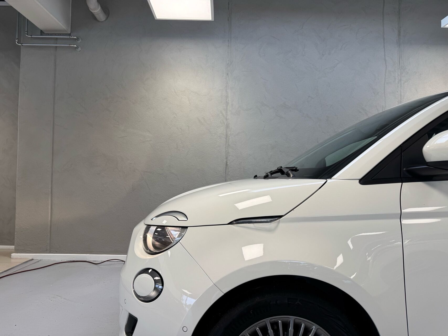 Hvid Fiat 500e fra 2023