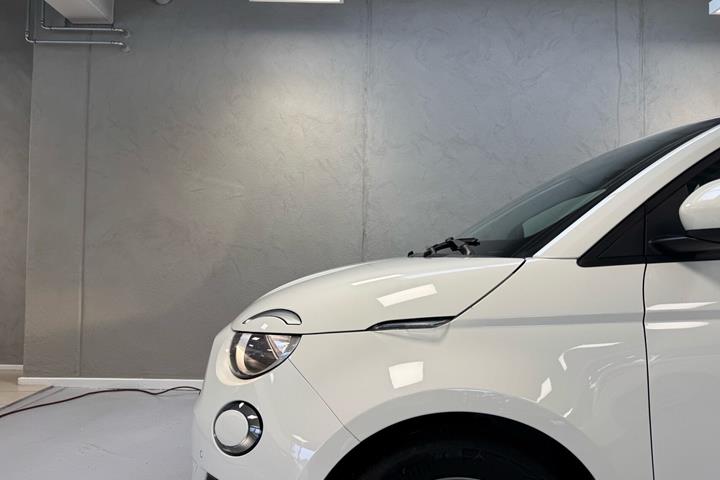 Hvid Fiat 500e fra 2023