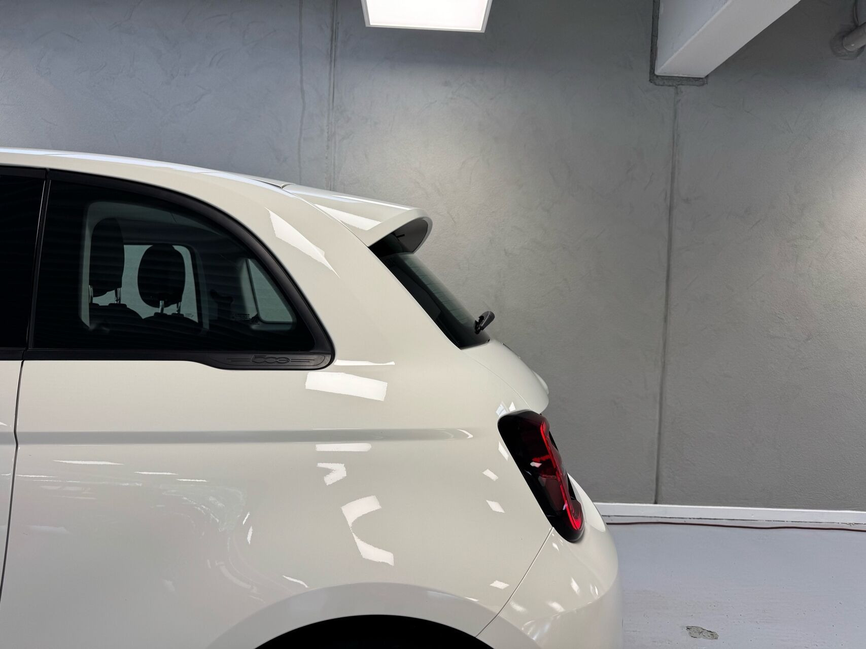 Hvid Fiat 500e fra 2023