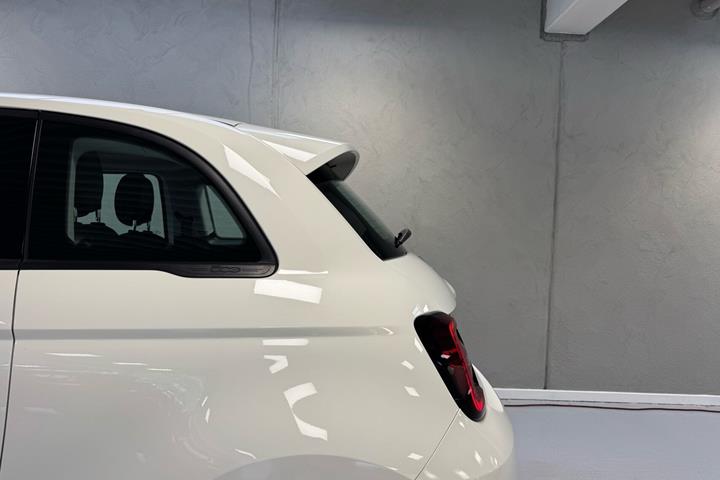 Hvid Fiat 500e fra 2023