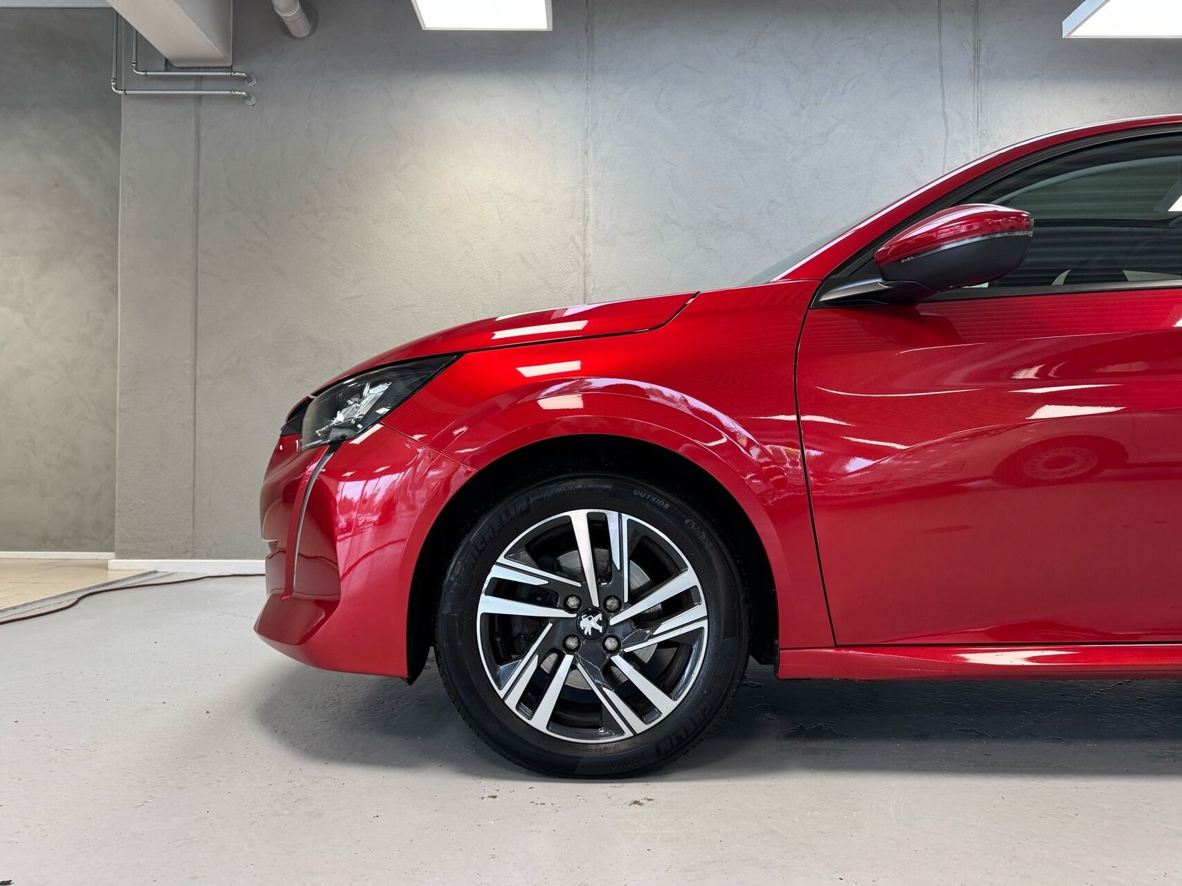 Rød Peugeot 208 fra 2020