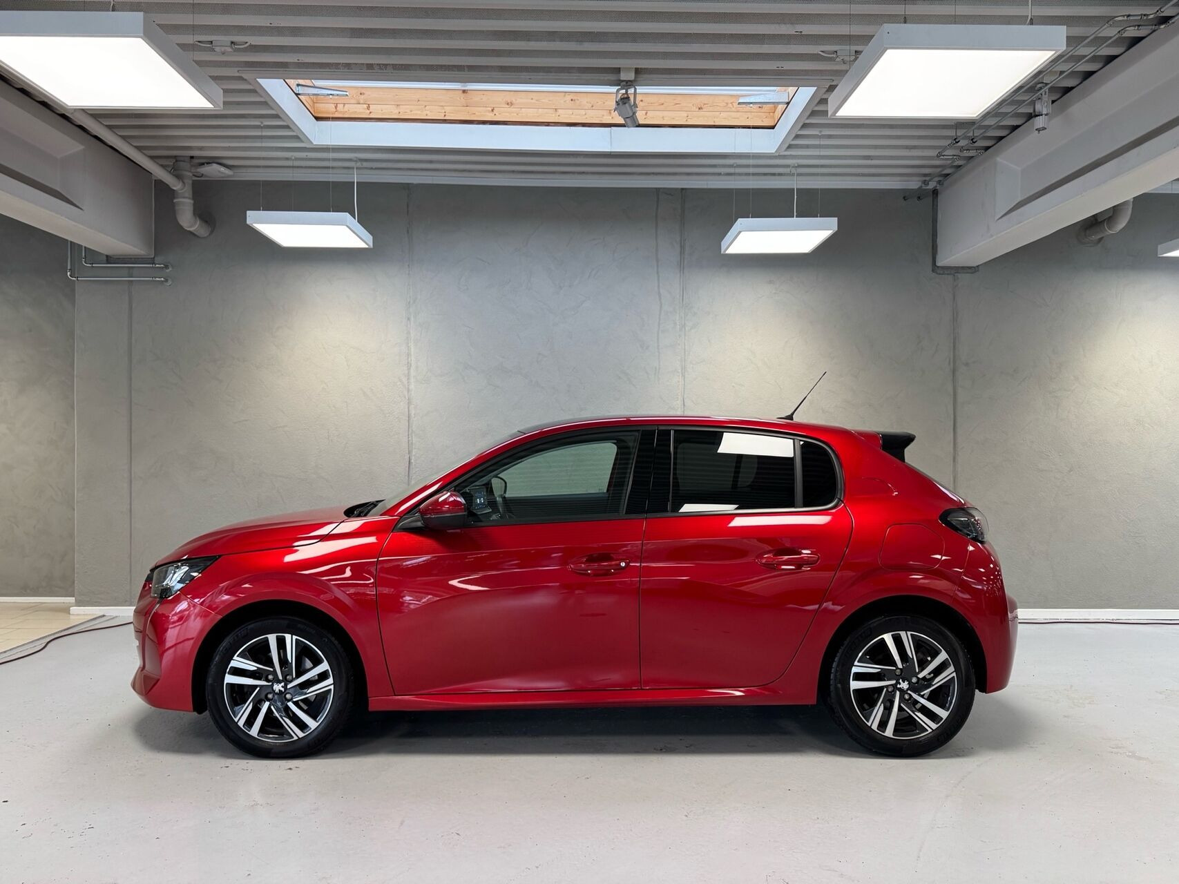 Rød Peugeot 208 fra 2020