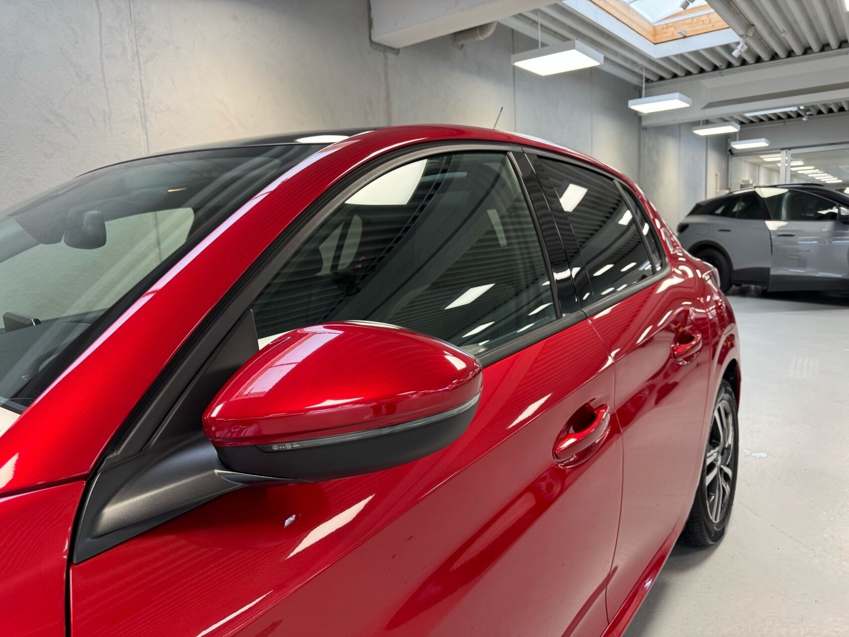 Rød Peugeot 208 fra 2020