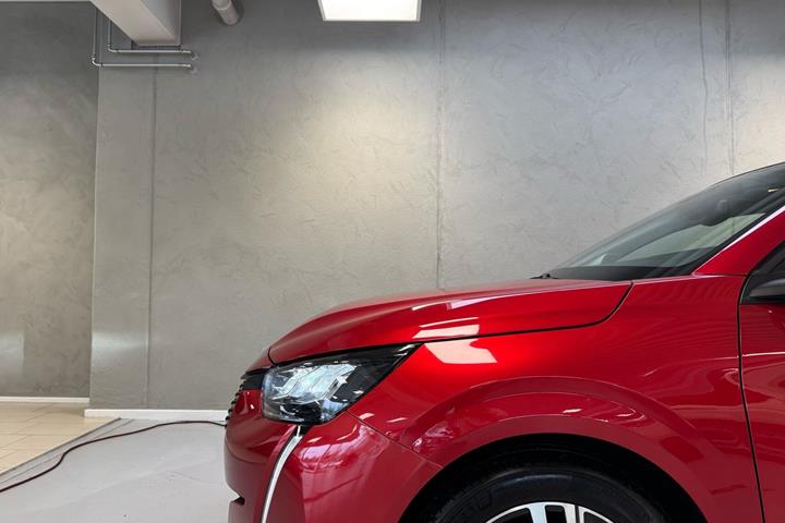 Rød Peugeot 208 fra 2020