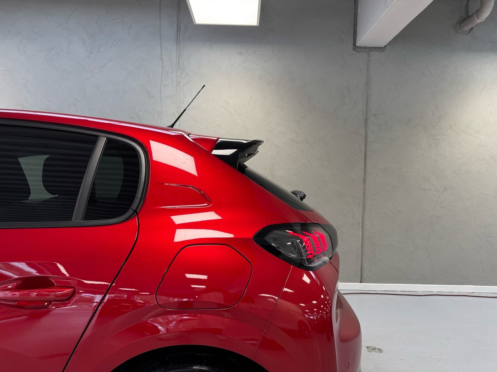 Rød Peugeot 208 fra 2020