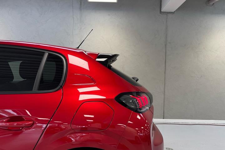 Rød Peugeot 208 fra 2020