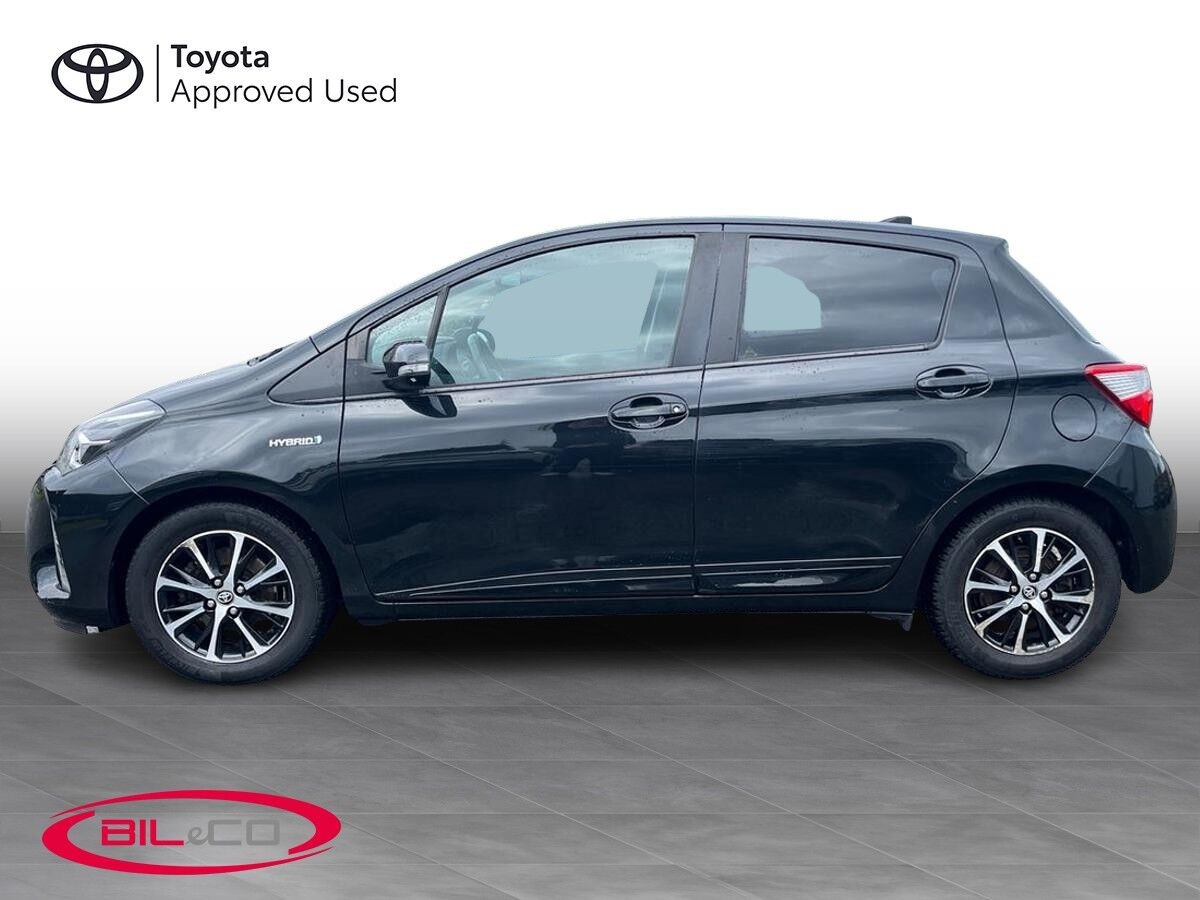 Grå Toyota Yaris fra 2020