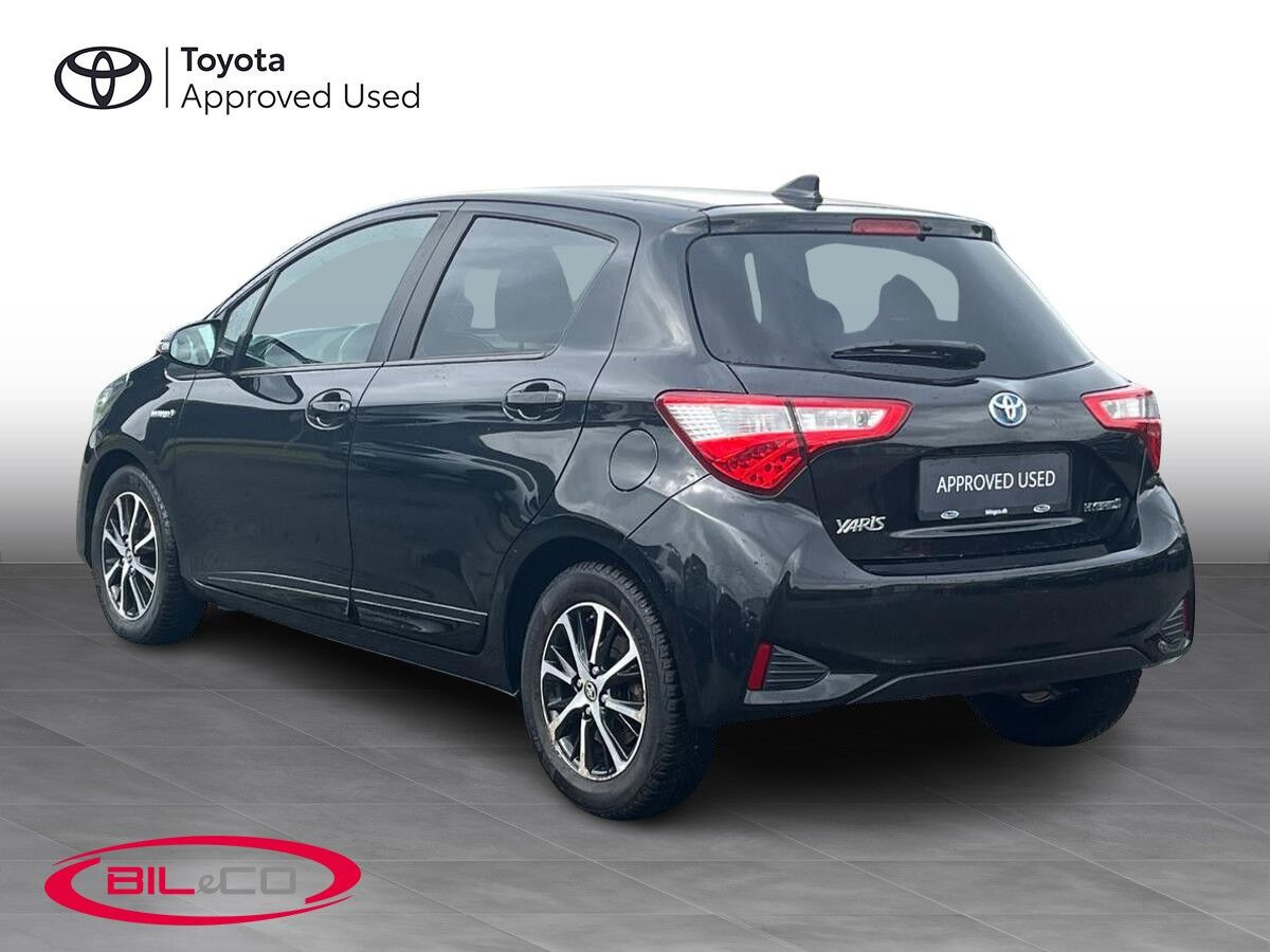 Grå Toyota Yaris fra 2020