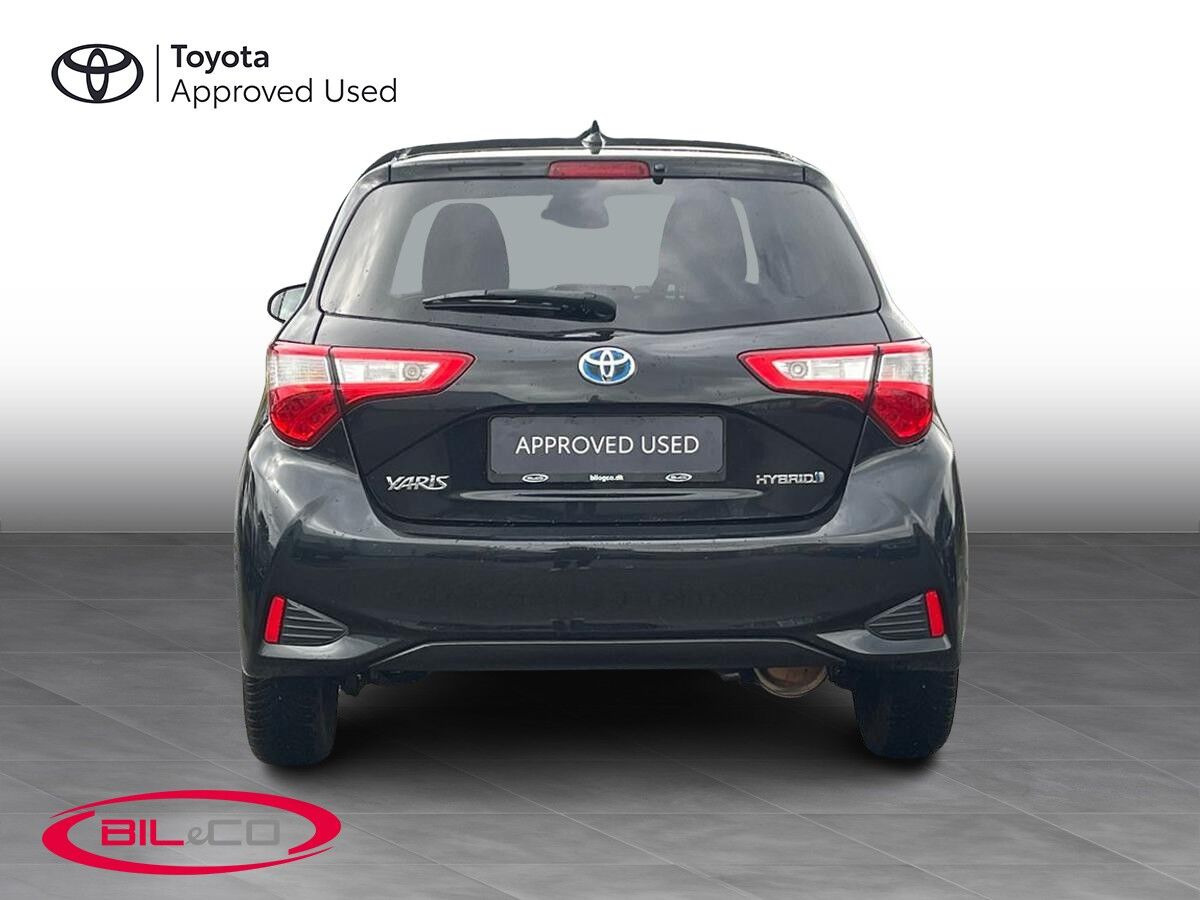 Grå Toyota Yaris fra 2020