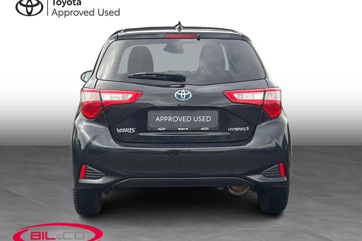 Grå Toyota Yaris fra 2020