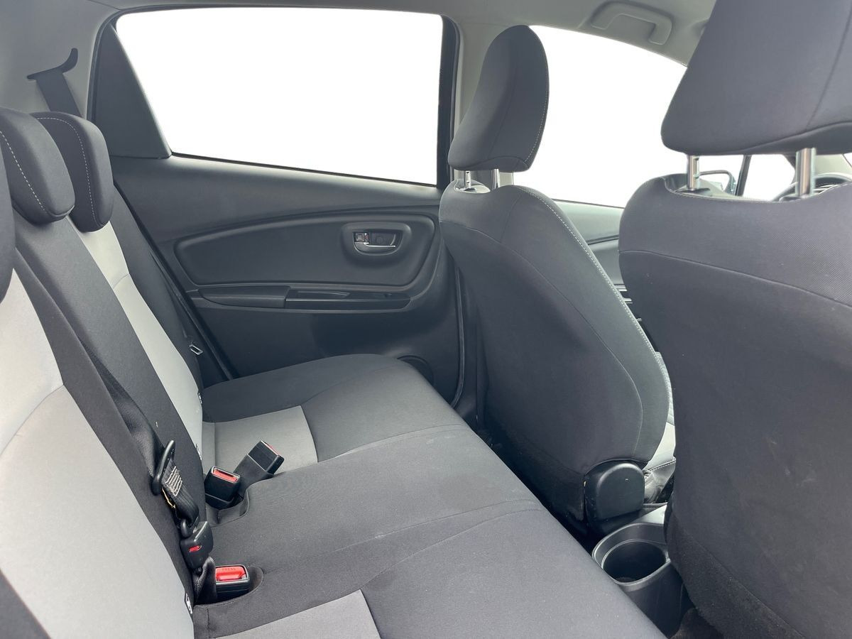 Grå Toyota Yaris fra 2020