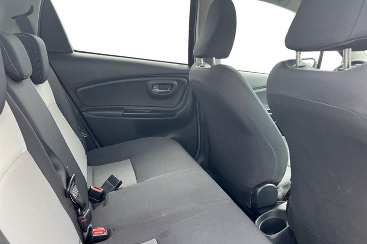 Grå Toyota Yaris fra 2020