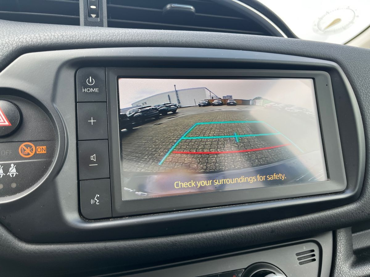 Grå Toyota Yaris fra 2020