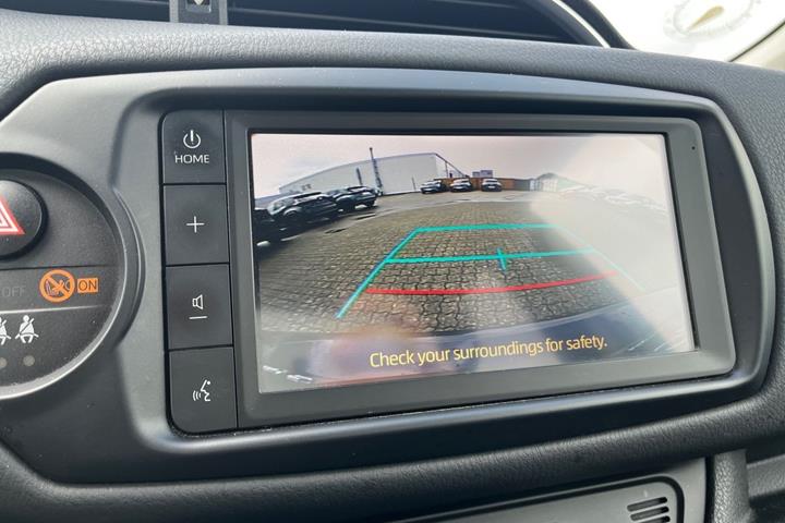 Grå Toyota Yaris fra 2020