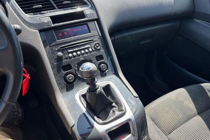 Sølv Peugeot 5008 fra 2014