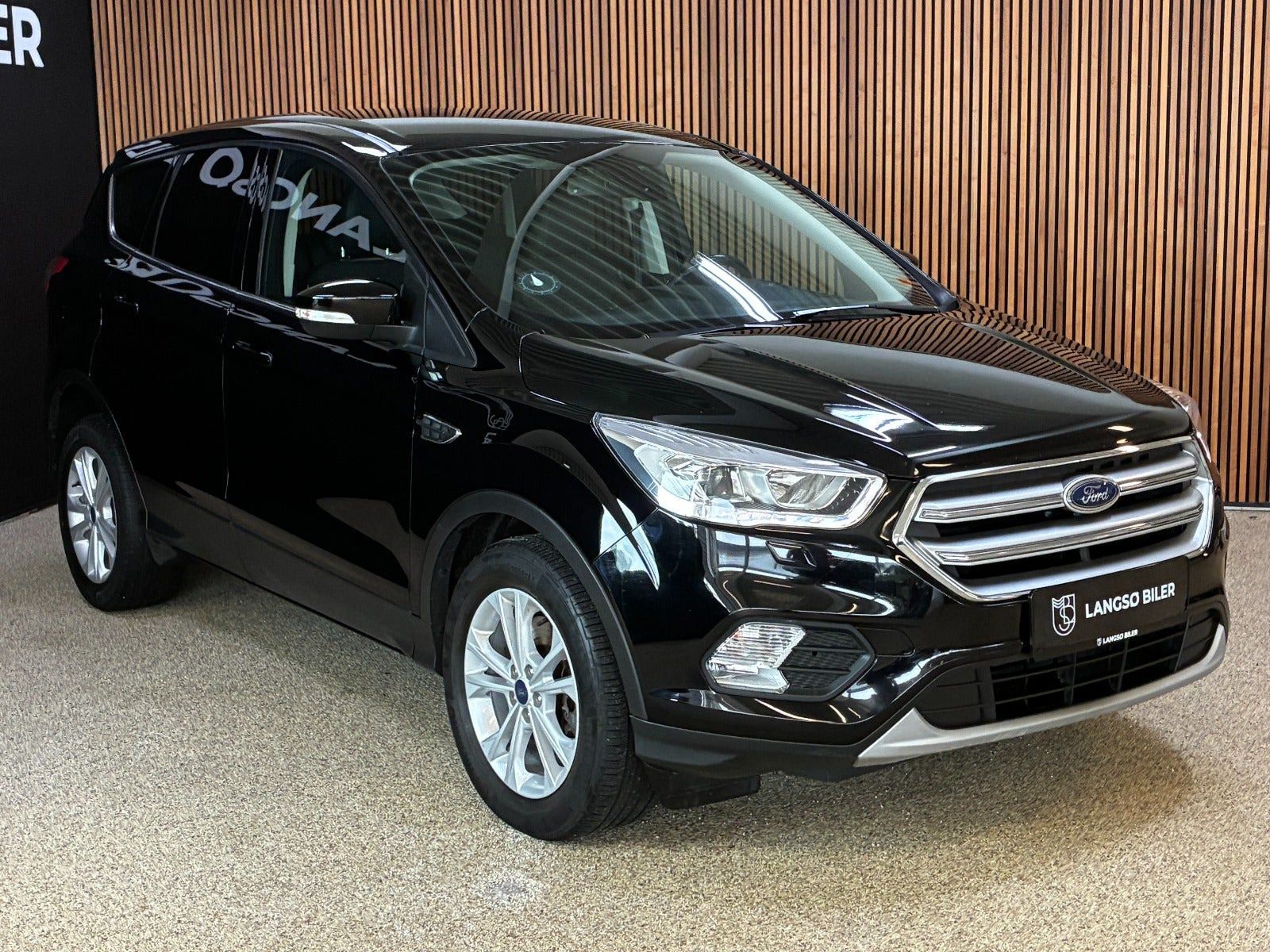 Sort Ford Kuga fra 2017