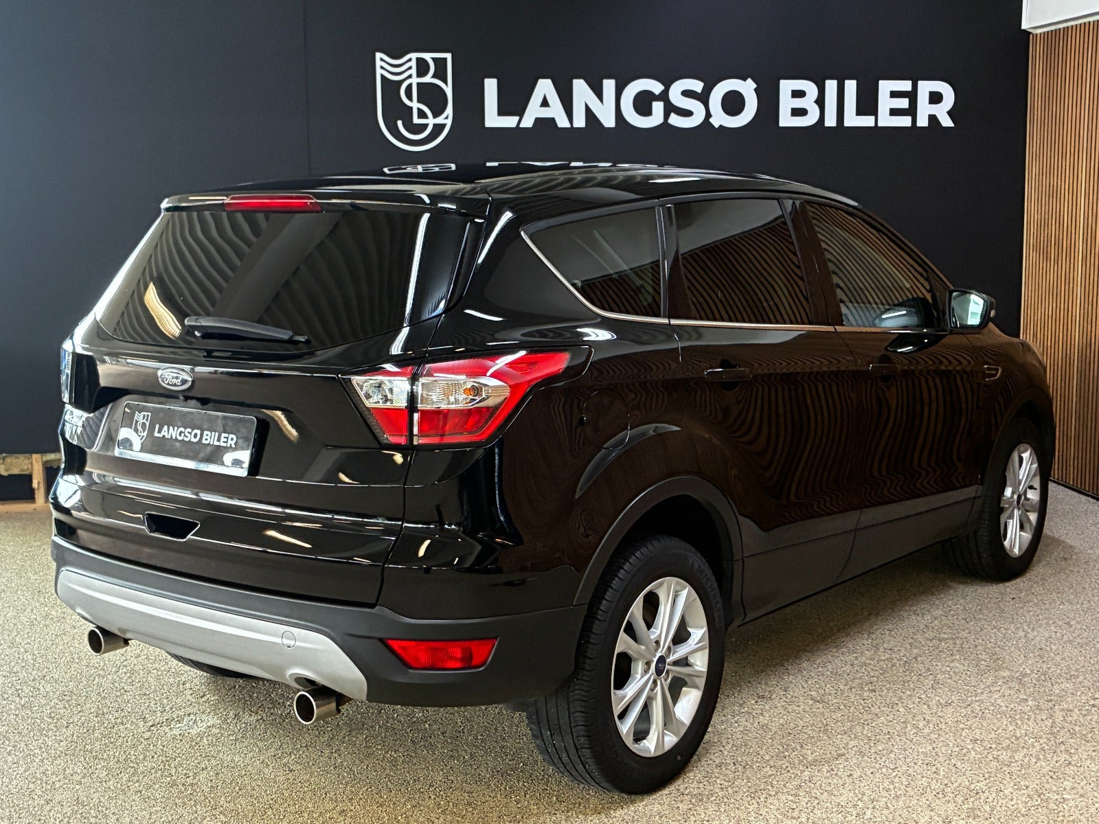 Sort Ford Kuga fra 2017