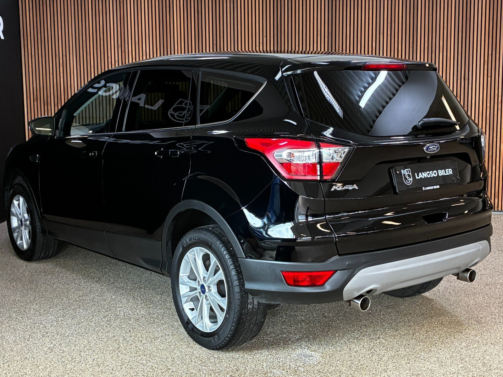 Sort Ford Kuga fra 2017