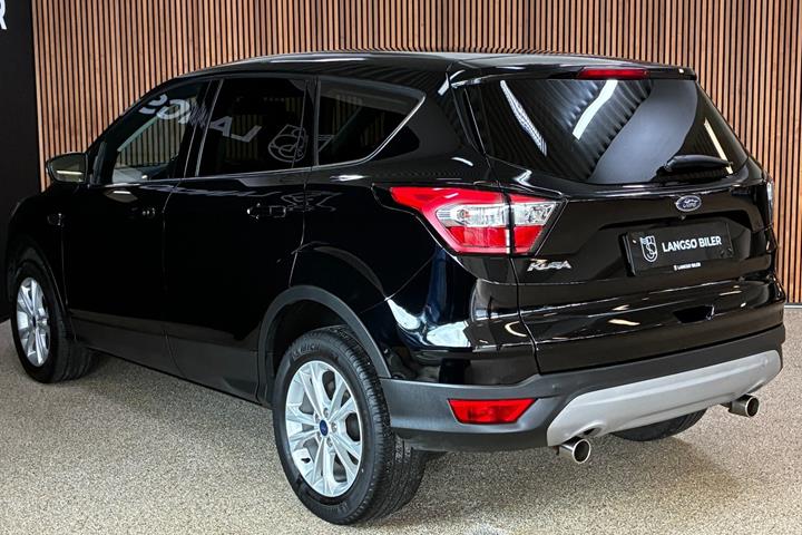 Sort Ford Kuga fra 2017