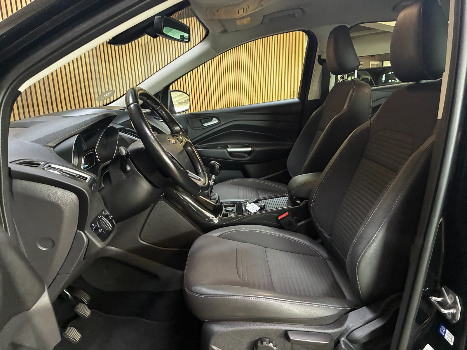 Sort Ford Kuga fra 2017