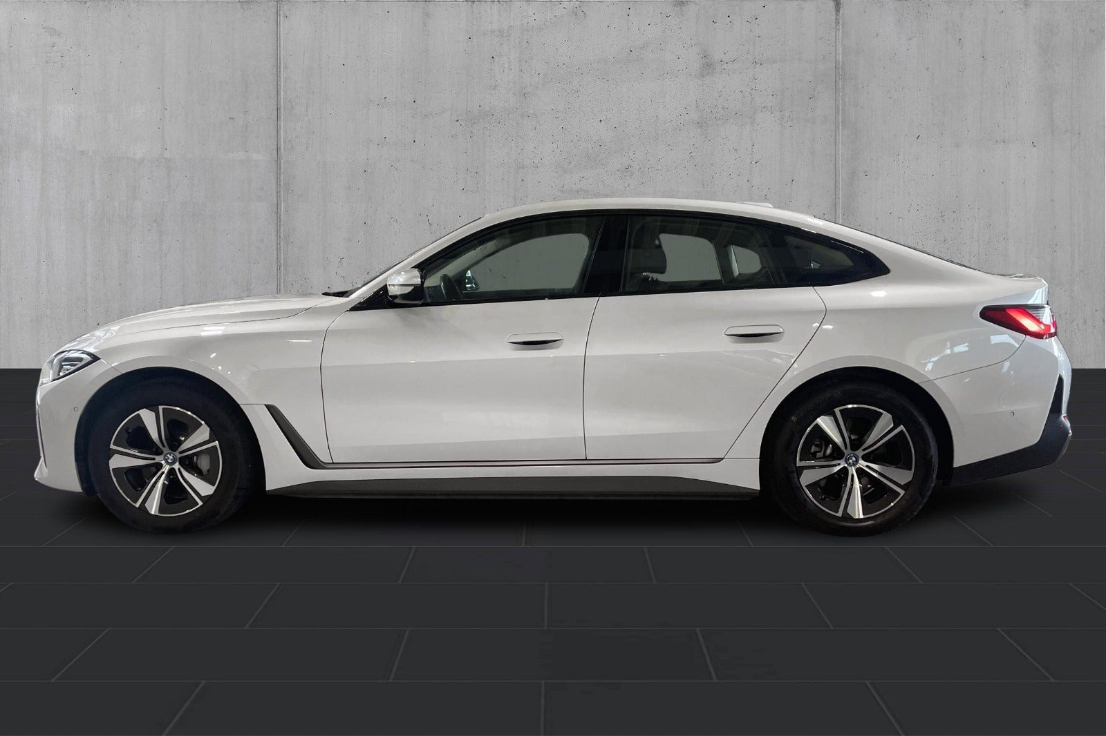 Hvid BMW i4 fra 2023