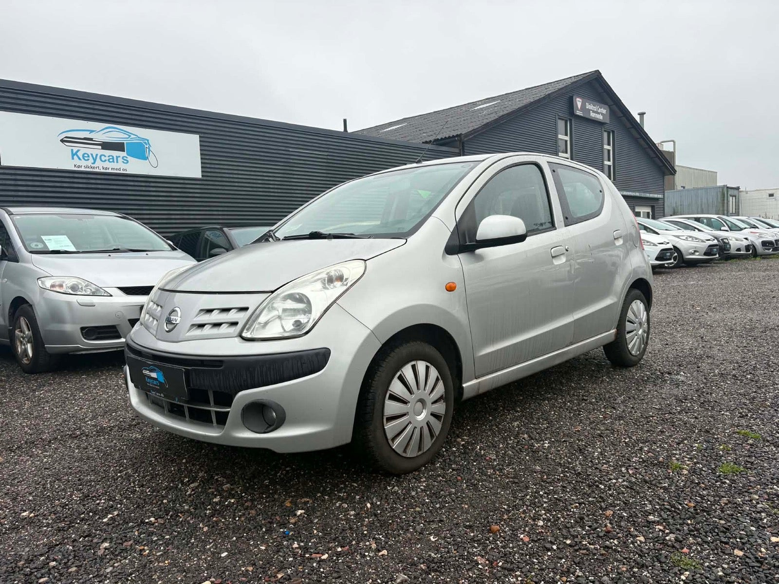 Sølv Nissan Pixo fra 2009 set udefra