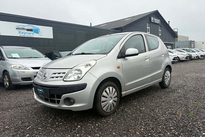 Sølv Nissan Pixo fra 2009 set udefra