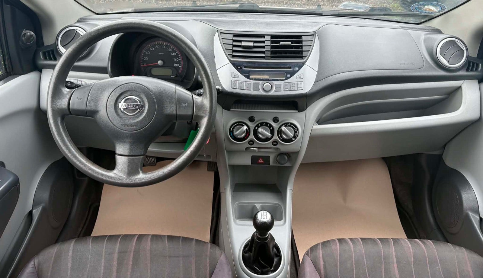Sølv Nissan Pixo fra 2009