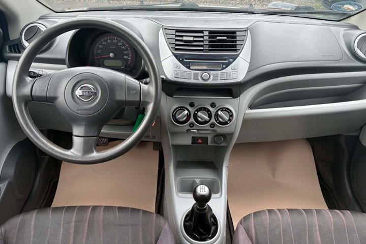 Sølv Nissan Pixo fra 2009