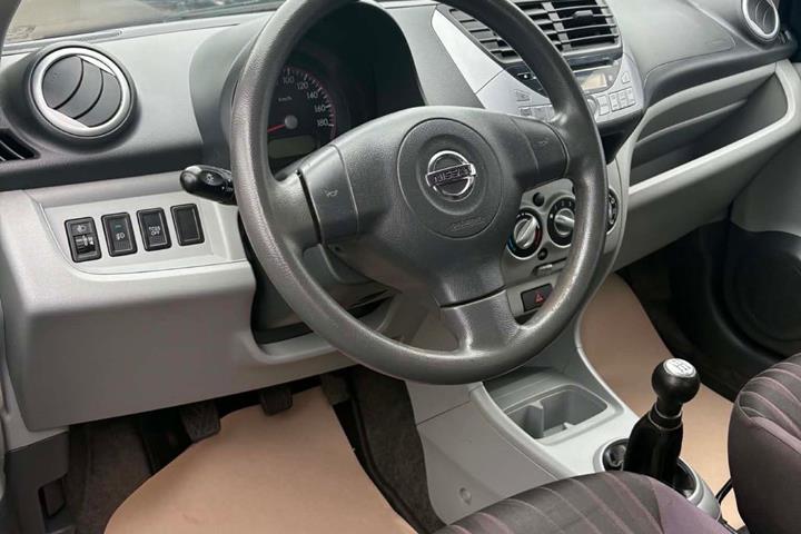 Sølv Nissan Pixo fra 2009