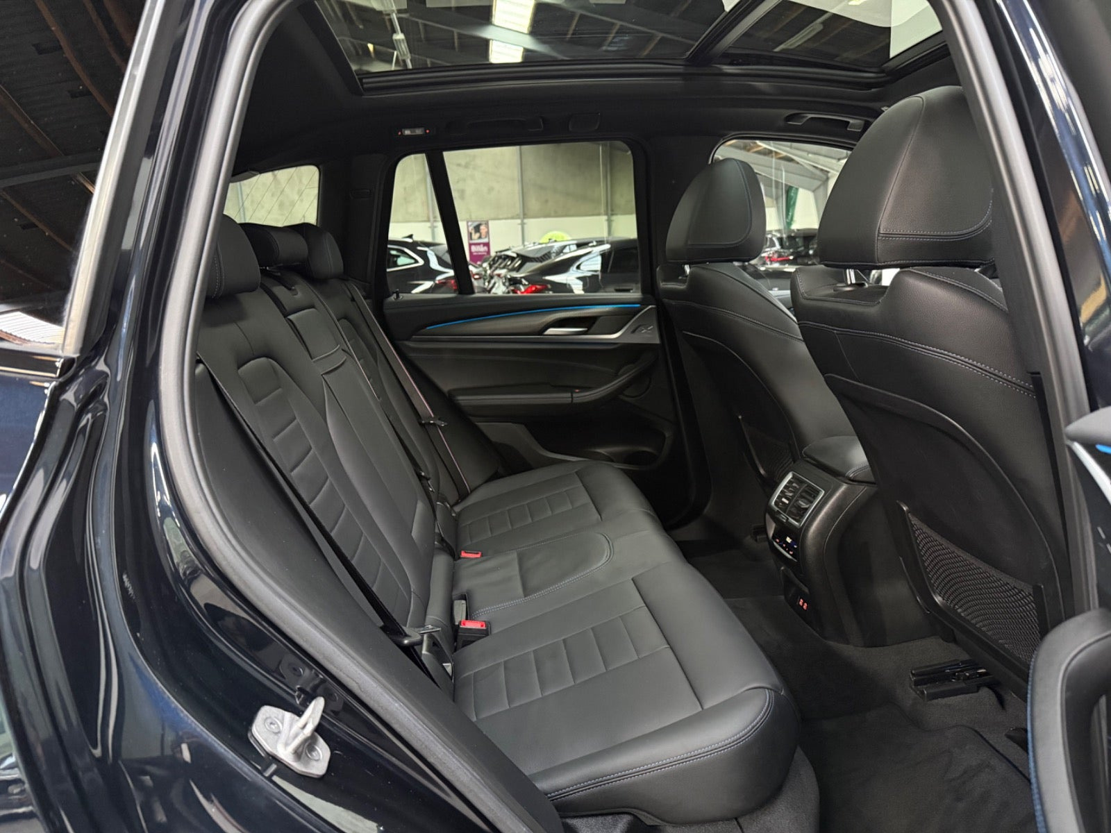 Sort BMW iX3 fra 2023
